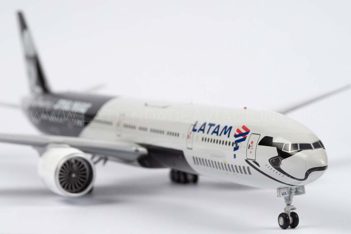 LATAM Boeing 777-300ER PT-MUA JC Wings EW277W003 Modelo a escala 1